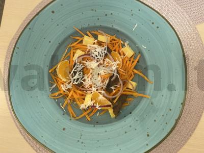 Salotas „Kapriz“ su kepenimis ir mandarinų pagrindine nuotrauka