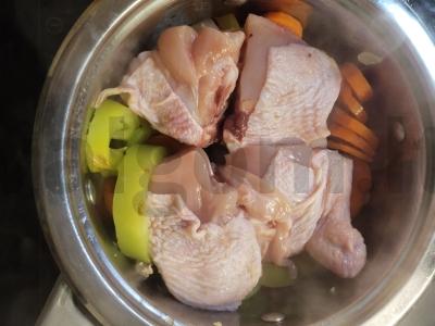 Vištiena su daržovėmis ir žolelėmis vakarienei Žingsnis 3