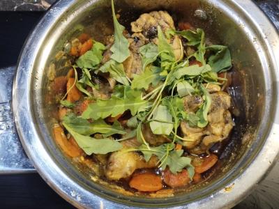 Vištiena su daržovėmis ir žolelėmis vakarienei pagrindine nuotrauka