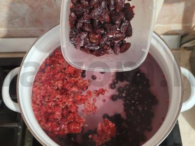 Vitaminų kompotas su šilauogėmis, avietėmis ir juodaisiais serbentais Žingsnis 1