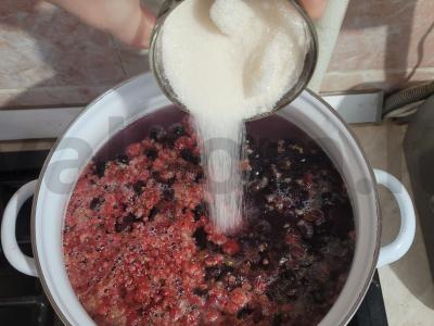 Vitaminų kompotas su šilauogėmis, avietėmis ir juodaisiais serbentais Žingsnis 2