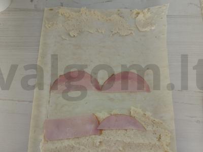 Rulonas su kumpiu ir sūriu Žingsnis 4