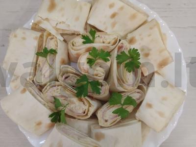 Rulonas su kumpiu ir sūriu pagrindine nuotrauka