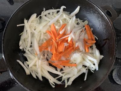 Kopūstai su dešra ir daržovėmis vakarienei Žingsnis 2