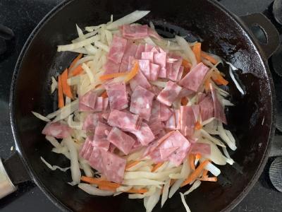 Kopūstai su dešra ir daržovėmis vakarienei Žingsnis 3