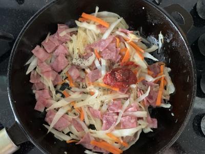 Kopūstai su dešra ir daržovėmis vakarienei Žingsnis 4