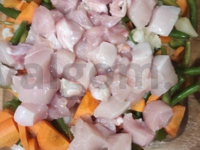 Vištienos krūtinėlė su daržovėmis grietinėlėje Žingsnis 2