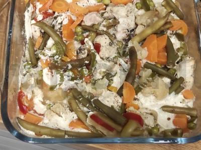 Vištienos krūtinėlė su daržovėmis grietinėlėje pagrindine nuotrauka