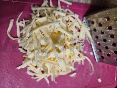 Pica su pomidorais ir dešrelėmis Žingsnis 1