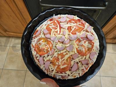 Pica su pomidorais ir dešrelėmis Žingsnis 4