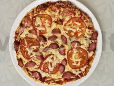 Pica su pomidorais ir dešrelėmis pagrindine nuotrauka