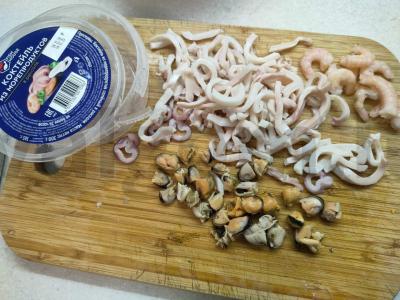 Jūros gėrybių ir krabų lazdelės salotas Žingsnis 6