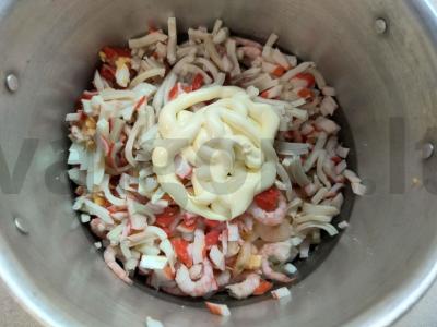 Jūros gėrybių ir krabų lazdelės salotas Žingsnis 8