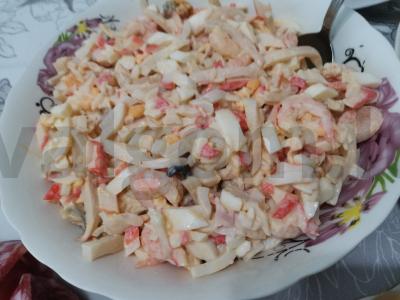 Jūros gėrybių ir krabų lazdelės salotas pagrindine nuotrauka