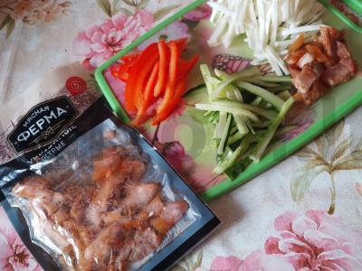 Salotas su kopūstais, paprika ir aštriais kiaulės ausimis Žingsnis 1