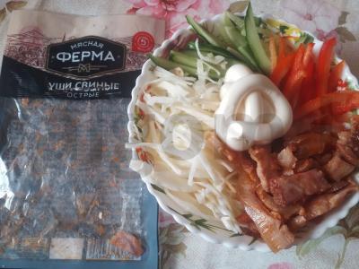 Salotas su kopūstais, paprika ir aštriais kiaulės ausimis Žingsnis 2