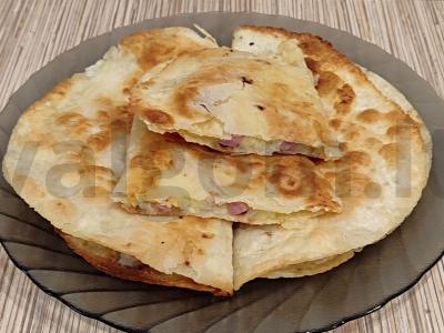 Kystybė su bulvių koše ir dešra pagrindine nuotrauka