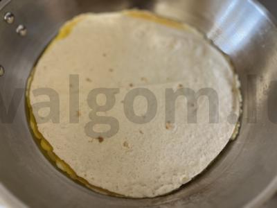 Oro kiaušinių ritinys su lydytu sūriu Žingsnis 8