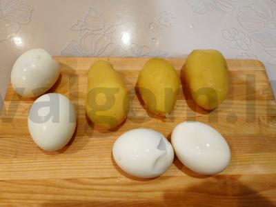 Salotos su rūkytomis vištienos krūtinėlėmis ir šviežiais agurkais Žingsnis 2