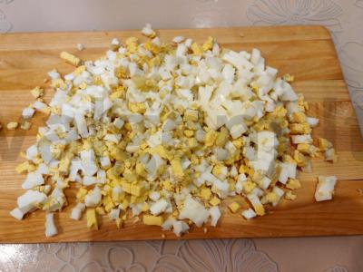 Salotos su rūkytomis vištienos krūtinėlėmis ir šviežiais agurkais Žingsnis 3