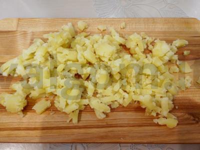 Salotos su rūkytomis vištienos krūtinėlėmis ir šviežiais agurkais Žingsnis 4