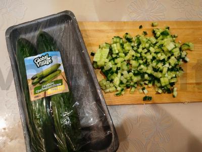 Salotos su rūkytomis vištienos krūtinėlėmis ir šviežiais agurkais Žingsnis 6