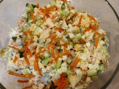 Salotos su rūkytomis vištienos krūtinėlėmis ir šviežiais agurkais Žingsnis 9