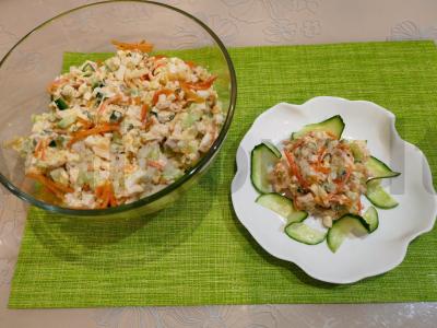 Salotos su rūkytomis vištienos krūtinėlėmis ir šviežiais agurkais pagrindine nuotrauka