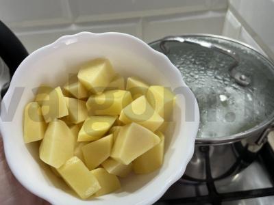 Vištienos sriuba su kiaušinių makaronais ir žolelėmis Žingsnis 3