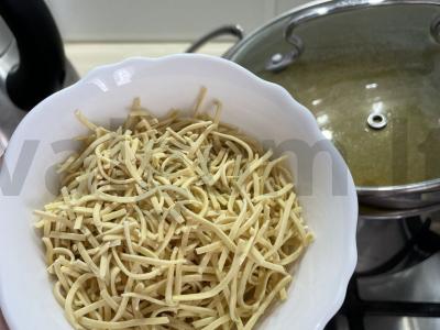 Vištienos sriuba su kiaušinių makaronais ir žolelėmis Žingsnis 4