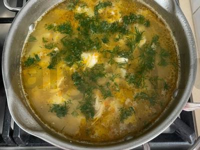 Vištienos sriuba su kiaušinių makaronais ir žolelėmis pagrindine nuotrauka