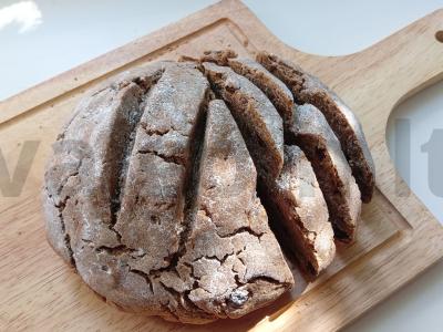 Ruginė duona su razinomis ir sėklomis pagrindine nuotrauka