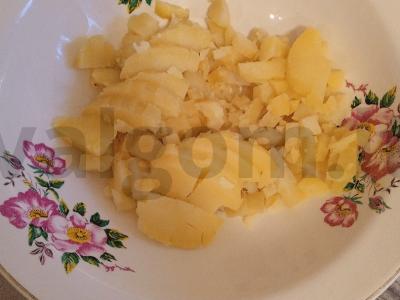 Salotos su kalmarais ir česnako padažu Žingsnis 1