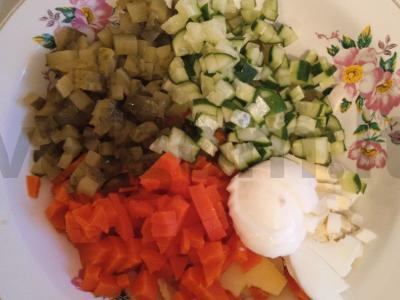 Salotos su kalmarais ir česnako padažu Žingsnis 4