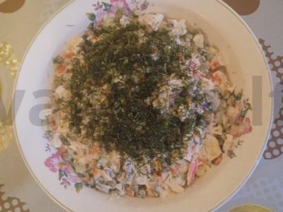 Salotos su kalmarais ir česnako padažu pagrindine nuotrauka