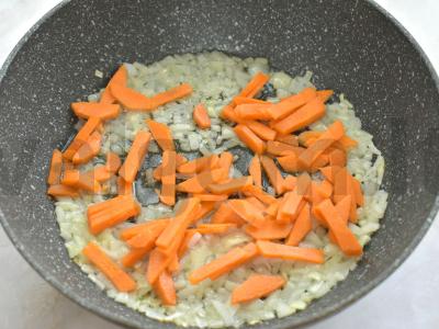 Bulvės su cukinijomis ir troškiniu keptuvėje Žingsnis 1