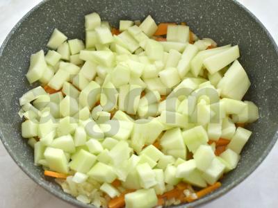 Bulvės su cukinijomis ir troškiniu keptuvėje Žingsnis 2