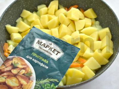 Bulvės su cukinijomis ir troškiniu keptuvėje Žingsnis 3