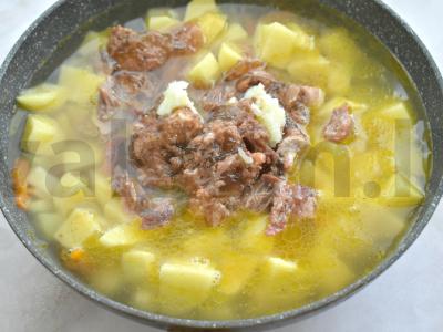 Bulvės su cukinijomis ir troškiniu keptuvėje Žingsnis 4