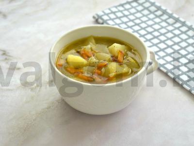 Bulvės su cukinijomis ir troškiniu keptuvėje pagrindine nuotrauka