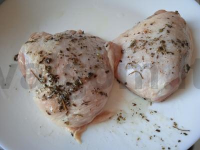 Vištienos šlaunelės, keptos su baziliku ir Karibų daržovių mišiniu Žingsnis 2