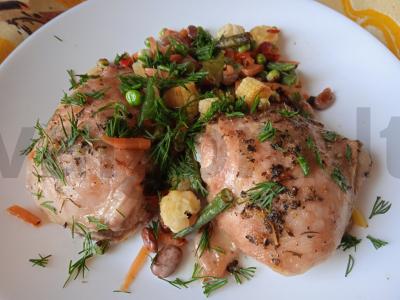 Vištienos šlaunelės, keptos su baziliku ir Karibų daržovių mišiniu pagrindine nuotrauka