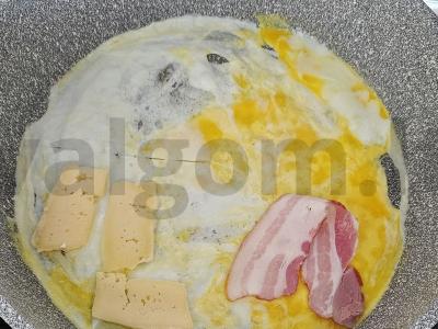 Kiaušinienė su sūriu ir bekonu pusryčiams Žingsnis 1