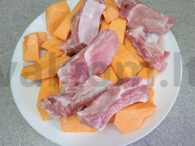 Kepti kiaulienos šonkauliai su moliūgu ir provanso žolelėmis Žingsnis 3