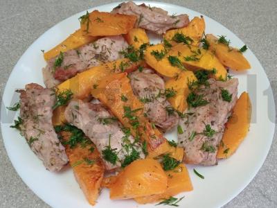 Kepti kiaulienos šonkauliai su moliūgu ir provanso žolelėmis pagrindine nuotrauka