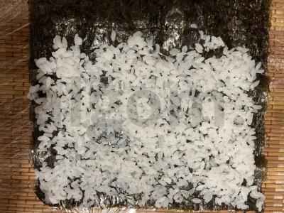 Namų ritinėliai su raudona žuvimi ir agurku Žingsnis 3