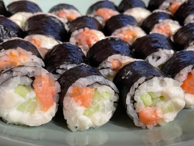 Namų ritinėliai su raudona žuvimi ir agurku pagrindine nuotrauka