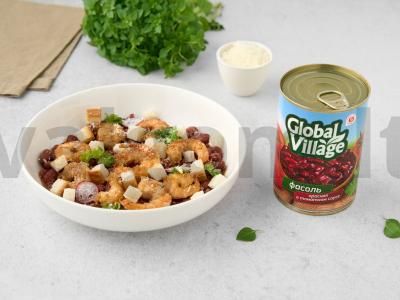 Šiltas salotas su krevetėmis ir raudonaisiais pupelėmis pagrindine nuotrauka