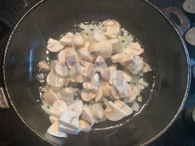 Šampinjonai pomidorų padaže Žingsnis 2