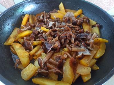 Troškinta bulvė su voveraitėmis ir grietine Žingsnis 4